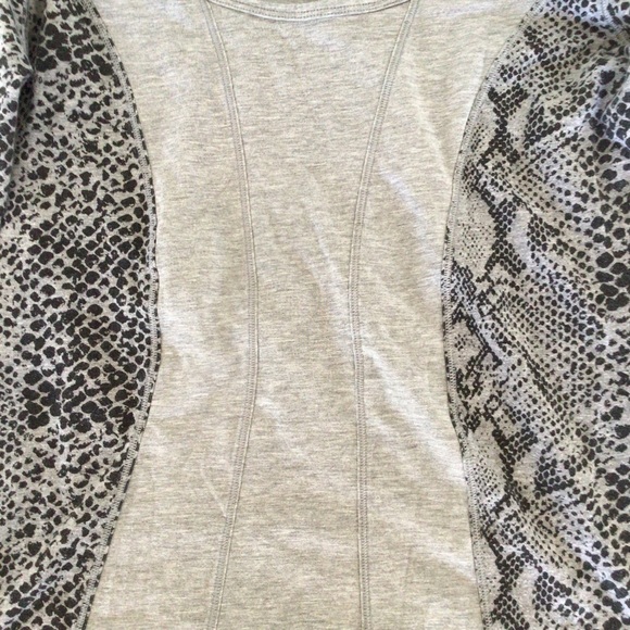 LULULEMON BETWEEN THE LINES LONG SLEEVE TOP SIZE 8 - Picture 12 of 13